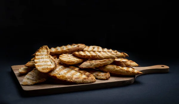 Geroosterde Franse Stokbrood Voor Bruschetta Gesneden Houten Plank Rustieke Granen — Stockfoto