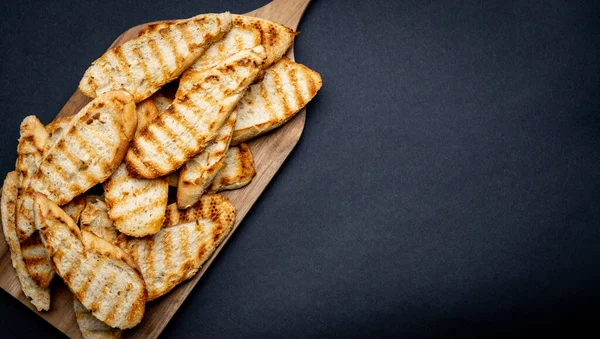 Geroosterde Franse Stokbrood Voor Bruschetta Gesneden Houten Plank Met Kopieerruimte — Stockfoto