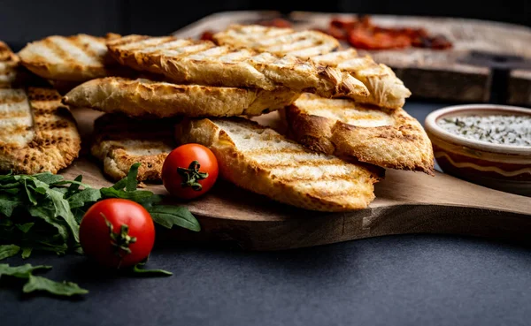 Pomodori Ciliegia Rucola French Baguette Toast Primo Piano Ingredienti Spuntini — Foto Stock