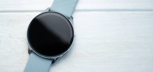 Inteligentny Zegarek Cyfrowym Ekranem Miejsca Kopiowania Leżącego Białym Tle Stołu — Zdjęcie stockowe
