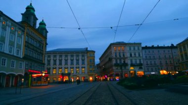 Linz, Avusturya - 22 Eylül 2018: Avusturya 'nın Linz kentindeki tarihi mimari ve tramvay raylarıyla eski şehir merkezinde güzel bir manzara