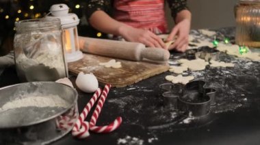 Kurabiye için form kullanan zencefilli ekmek kesen bir kız.