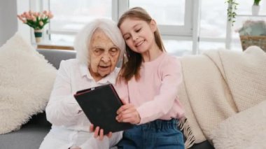 Torunum ve büyükannem tabletle evde oturuyor ve bir şeyler arıyorlar.
