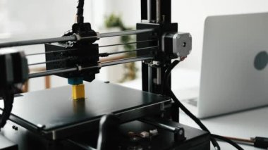 3D yazıcı çalışma süreci görünümü. Ürün geliştirme sırasında yenilik tasarım ekipmanları