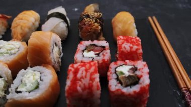 Somon ve karidesle servis edilen rengarenk suşi sashimi maki seti. Lezzetli sağlıklı Japon deniz ürünleri diyeti pirinç ve yosun ile