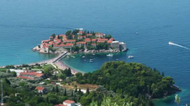 Karadağ 'daki Sveti Stefan adası ve Adriyatik denizi hava aracı görüşüyle vuruldu. Budva 'ya yakın eski Akdeniz binalarıyla lüks bir tatil köyü.