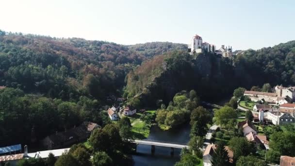 Légi Drón Kilátás Vranov Castle Csehországban Körülvett Folyó Régi Város — Stock videók