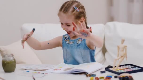 Niña Tocando Pinturas Con Los Dedos Mirando Sus Manos Sucias — Vídeo de stock