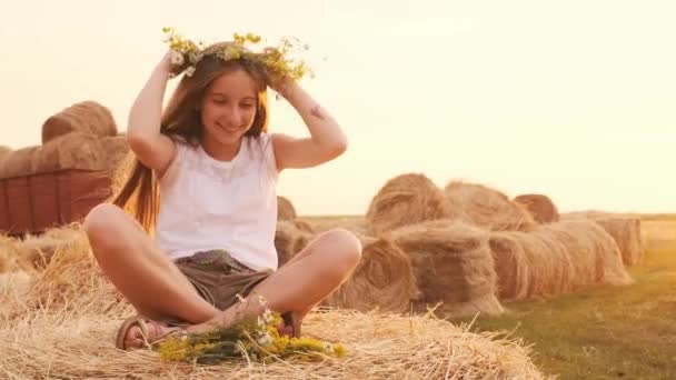 Schöne Ukrainische Langes Haar Teenie Mädchen Sitzt Auf Heuhaufen Auf — Stockvideo