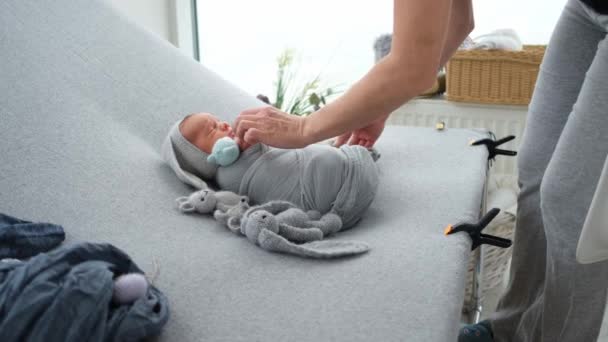 Inbäddat Nyfött Barn Sover Förberedelse För Spädbarn Professionell Fotografering Studio — Stockvideo