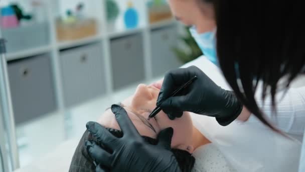 Cosmetólogo Arrancando Cejas Con Pinzas Haciendo Última Preparación Para Maquillaje — Vídeos de Stock