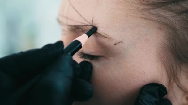 Cosmetólogo Dibujo Forma Correcta Las Cejas Para Modelo Durante Proceso — Vídeos de Stock