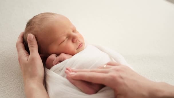 Mor Smeker Nyfött Barn För Att Lugna Honom Bedårande Lindad — Stockvideo