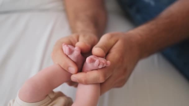 Padre Sosteniendo Pequeños Pies Dulces Bebé Recién Nacido Sus Manos — Vídeo de stock