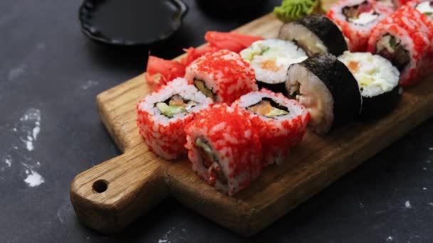 Ízletes Színes Sushi Sashimi Maki Készlet Szójaszósszal Tálalva Tablettán Finom — Stock videók
