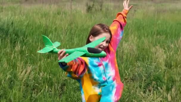 Preteen Fille Enfant Portant Sweat Capuche Coloré Jouant Avec Avion — Video