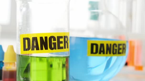 액체인 푸른색 병들은 노동에 경고를 연구소의 — 비디오