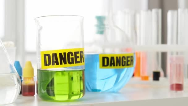 Üvegek Kémiai Folyadékok Zöld Kék Színű Áll Asztalon Veszély Figyelmeztetés — Stock videók