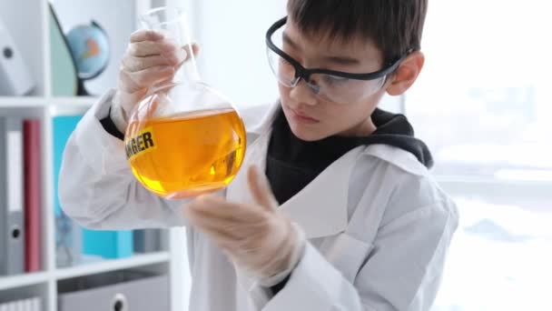 Colegial Lección Química Mirando Botella Con Letras Peligro Clase Con — Vídeo de stock