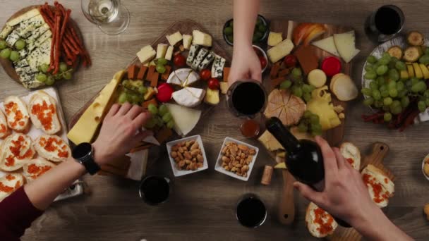 와인에 식욕을 돋우는 접시가 보이는 친구들 식사를 즐기는 포도주를 마시고 — 비디오