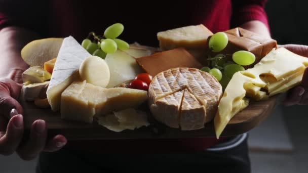 チーズプレートを持ってる女の子 チーズとブドウと果物を混ぜる — ストック動画