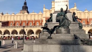 Krakow, Polonya - 19 Eylül 2018: Güneşli bir günde Polonya 'nın Krakow kentinin merkez pazar meydanında panoramik manzara. Rynek Parıltısı yaz aylarında turistlerle