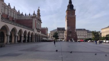 Krakow, Polonya - 19 Eylül 2018: Polonya 'nın merkez meydanındaki Town Hall Tower' da yürüyüş manzarası. Rynek gün ışığında parlıyor