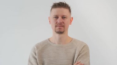 Genç yakışıklı adam kameraya bakıyor ve başını sallıyor, yani hayır.