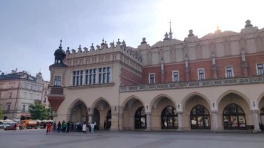 Krakow, Polonya - 19 Eylül 2018: Krakow, Polonya 'da Sukiennice' de panoramik manzara. Rynek yaz zamanı parıldıyor