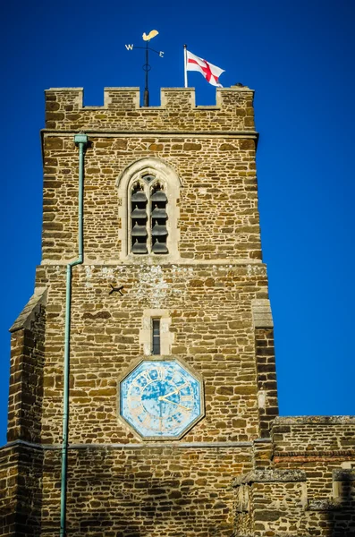 Αγγλική εκκλησία με st george σημαία — Φωτογραφία Αρχείου