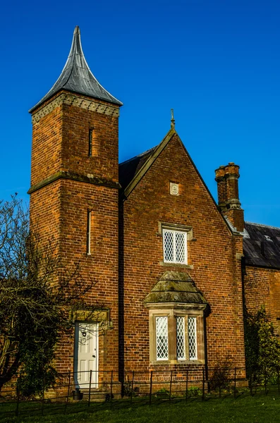 Backsteinhaus mit Turm, cheshire england — Stockfoto