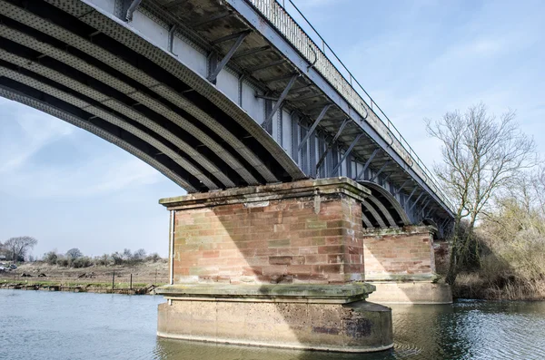 Eisenbahnbrücke über den Fluss avon — Stockfoto