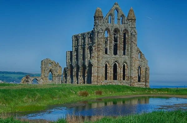 Whitby manastır önünde su ve mavi gökyüzü ile — Stok fotoğraf