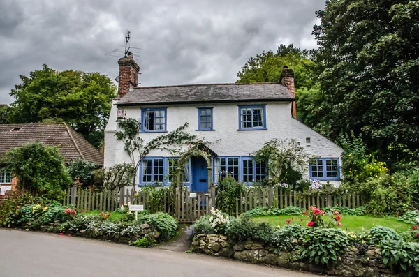 Cottage tradizionale inglese blu e bianco Fotografia Stock