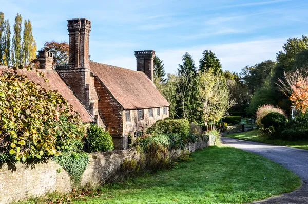 Vecchio cottage con camini incantevoli, Milford Surrey, Inghilterra — Foto Stock