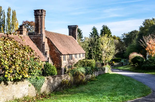 Vecchio cottage con camini incantevoli, Milford Surrey, Inghilterra Immagine Stock
