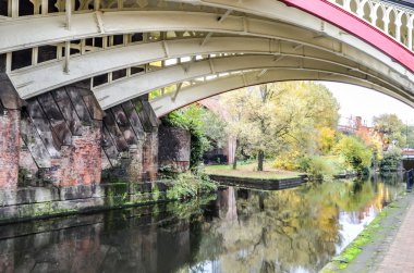 міст через канал в МанчестеріManchester kanalı üzerinden köprü
