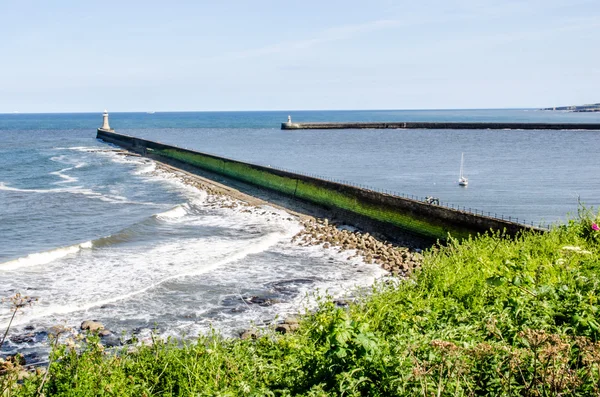 Tynemouth harbour and blue sea, England — Stock Photo, Image