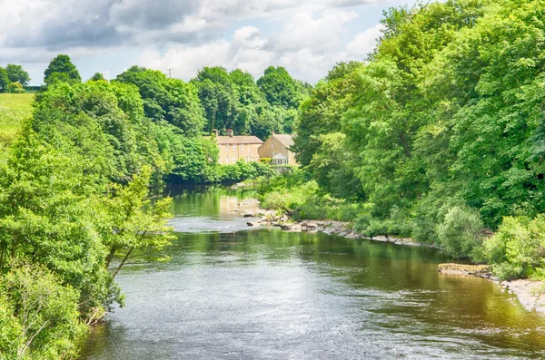 川は、イギリスの郡ダラムをティーします。 — ストック写真