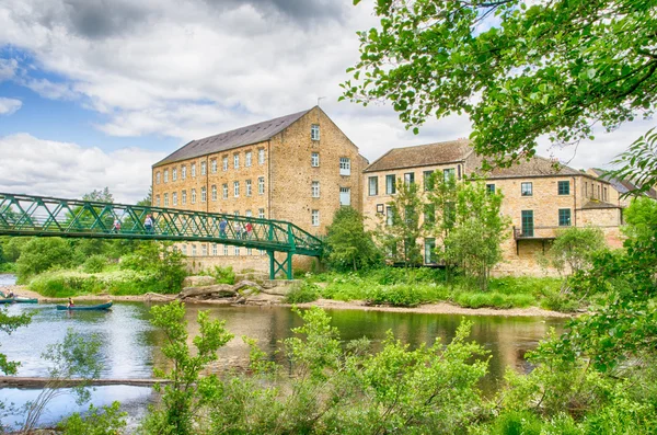 Old woollen mills by footbridge at Barnard Castle — Stock Photo, Image