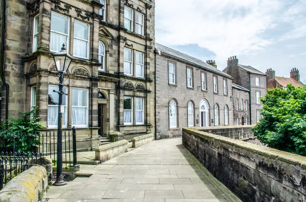 Calle en Berwick-upon Tweed incluyendo la Casa de Aduanas — Foto de Stock