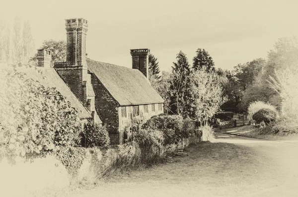 Antigua casa de campo con preciosas chimeneas, Millford Surrey, efecto Vintage — Foto de Stock