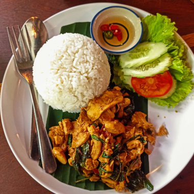 pirinç tavada tavuk ve fesleğen ile tepesinde