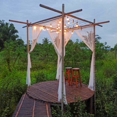 Bahçede rahatlamak için koltuklar.