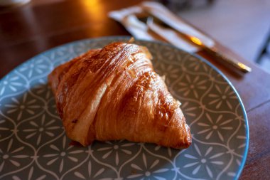 Kahveyle servis edilen klasik kruvasan.