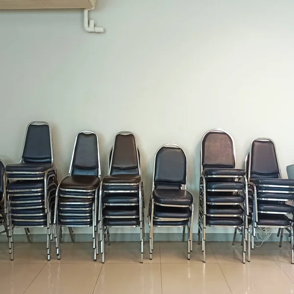 Una Vieja Silla Hierro Está Sala Conferencias — Foto de Stock