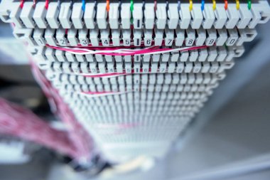 Analog PBX kutusundaki telefon kabloları