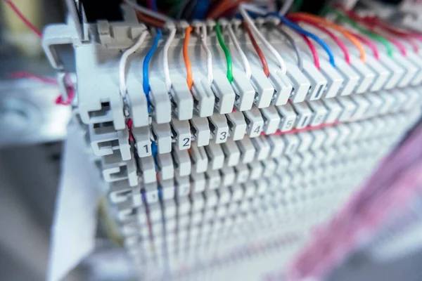 Analog PBX kutusundaki telefon kabloları