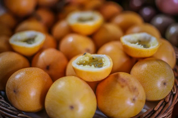 Korb mit orangefarbenen Passionsfrüchten lizenzfreie Stockbilder