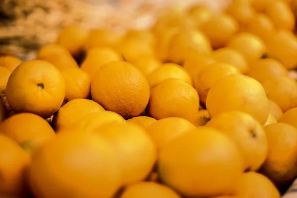 Bündel Orangen auf einem Markt lizenzfreie Stockfotos